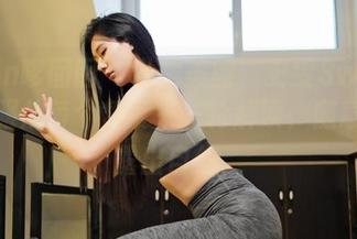 Feilin嗲囡囡 - 私房美图：史雯Swan的体操服从每个角度来一轮解读，随意中流露出自信。