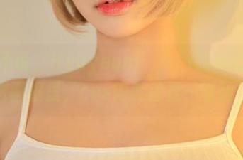 不得不说，Hyoyeon(김효연)的夏天想放进画框里，cos得就像是一幅画！