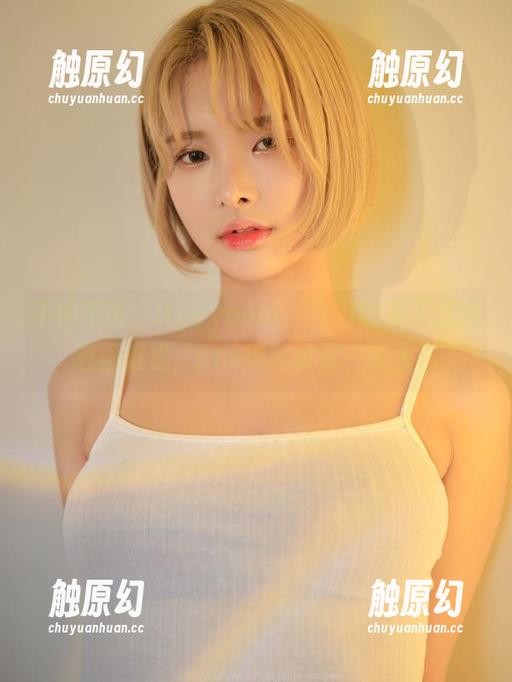 不得不说，Hyoyeon(김효연)的夏天想放进画框里，cos得就像是一幅画！