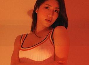 是黑丝，是Min.E(민이)，还是图包？反正这福利让我心慌慌！