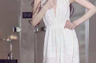 TouTiao头条女神 - 杨曼妮在她的在线图集里转变圣诞的节奏，难道冬天也能变得热情似火？