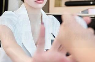Xiuren秀人网 - 高清图库中的李昔雨，泳衣扔得太邪魅，水就该为她欢呼！