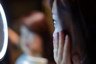 pans - 原图水水的黑白全套，难道在暗示什么？虽然不太好意思多想，但瞧她的姿势….