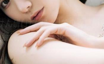 这张けん研(けんけん)的少女原图，似乎在跟我说：“快来旁边，我好孤单。”