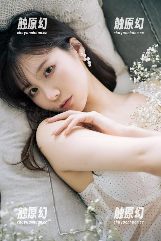 这张けん研(けんけん)的少女原图，似乎在跟我说：“快来旁边，我好孤单。”