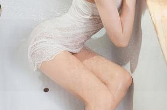 丽柜 - 潘潘在线给的那种制服风，时隐时现，明明直指主题，却又停留在模糊的位置。