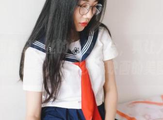 这种短裤配白丝的神仙组合，真让人磨上海浪的欲望，尽在兔玩映画的美图！