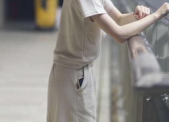 初夏女神 - 短裤和依依：写真集里的无人见证，偶尔也想低调。