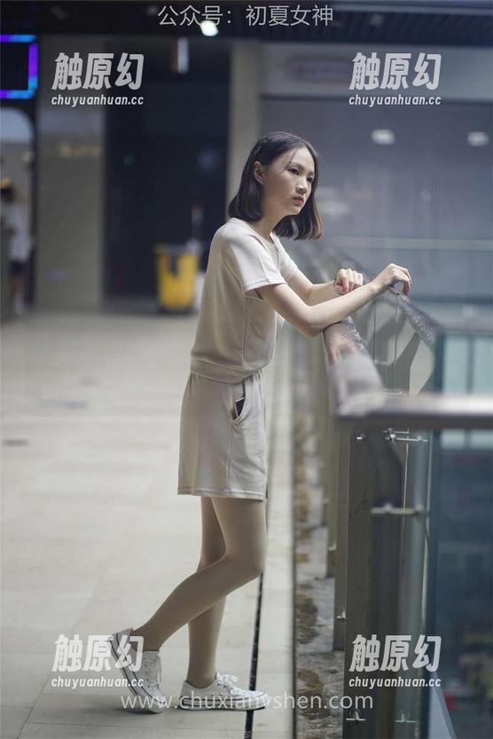 初夏女神 - 短裤和依依：写真集里的无人见证，偶尔也想低调。