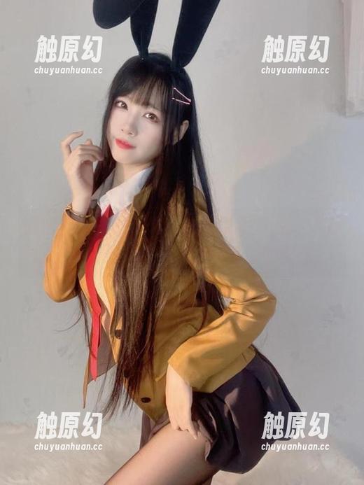 微密圈 - 一片草地，一身草莓气息：十万口草莓粥粥的户外私拍与妥妥的美图。