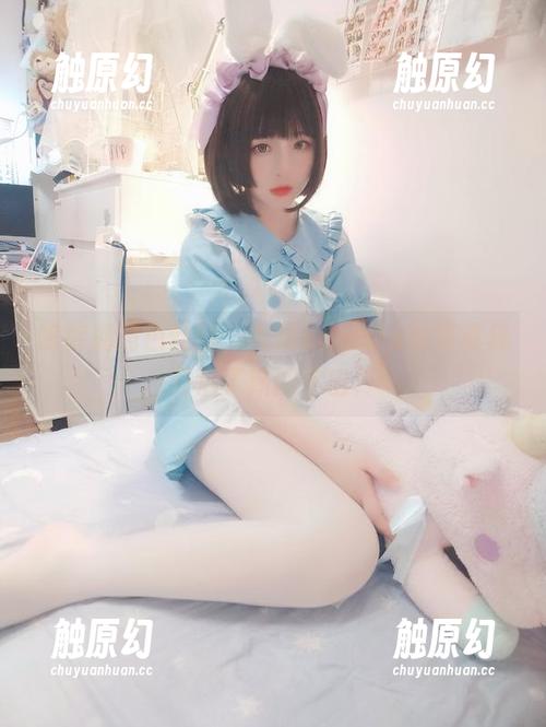 热裤加肉色丝腿，古川kagura在写真界开启了新的宇宙！