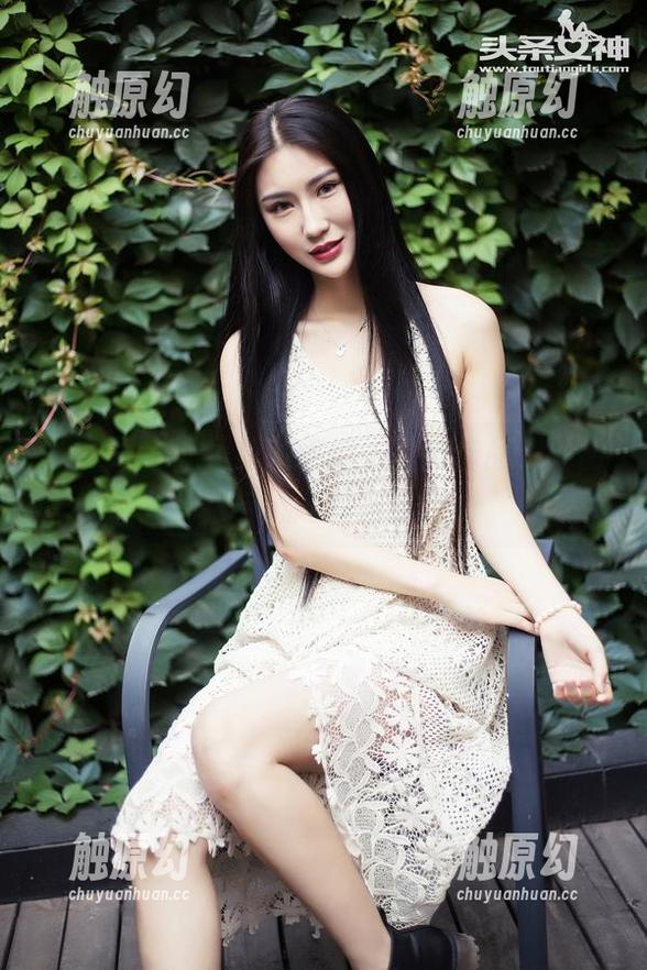 头条女神 - 免费的美纳子空姐作品，平衡优雅与风趣的完美时刻