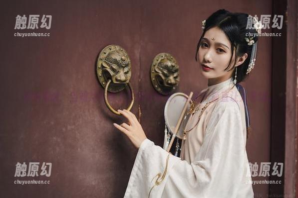 如月灰 在线漫游:当如月灰遇上玉藻前泳装,这组合简直让人着迷。