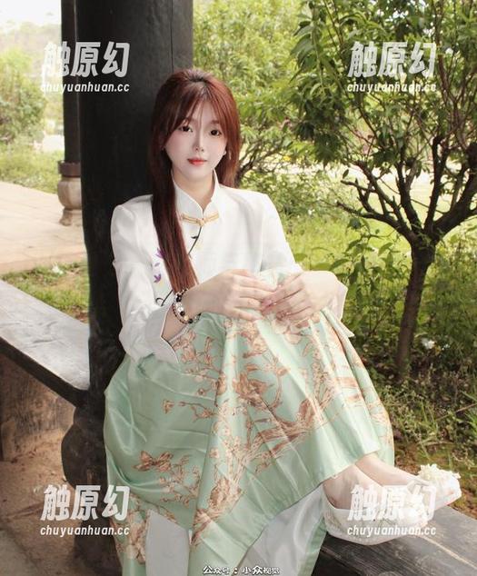 小众视觉-珂老师 小众视觉 - 珂老师与秘书:一场在“无圣光”下的美图冒险!