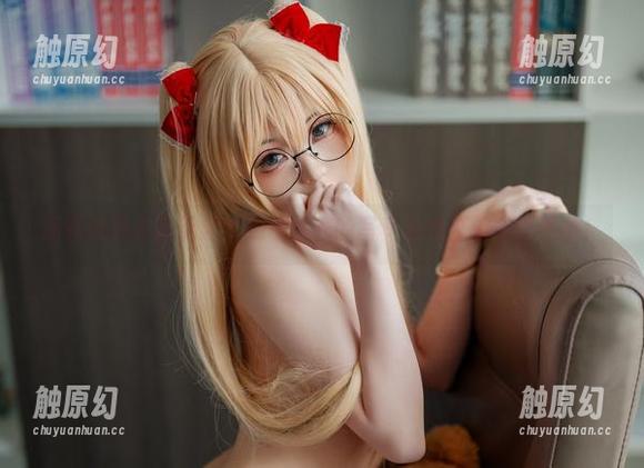 还在说更衣室无趣？幼水铃衣的写真合集打破你的想象！