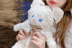 套图的迷失与原图的聚焦：彩芸_Nebula的贝壳白紫悖论
