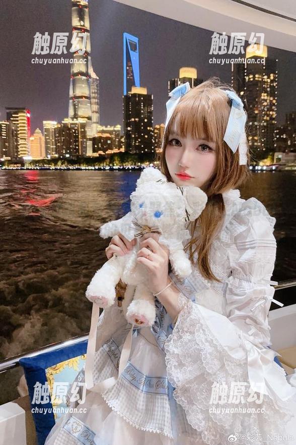 套图的迷失与原图的聚焦：彩芸_Nebula的贝壳白紫悖论