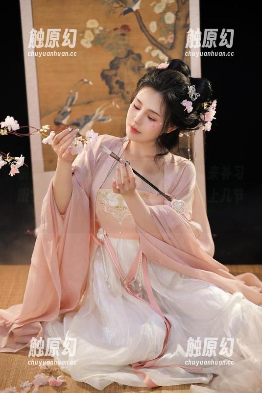 桃暖酱更新的这组图片，真有种“来补习班学习时尚”的错觉，感觉又要补上几节了……