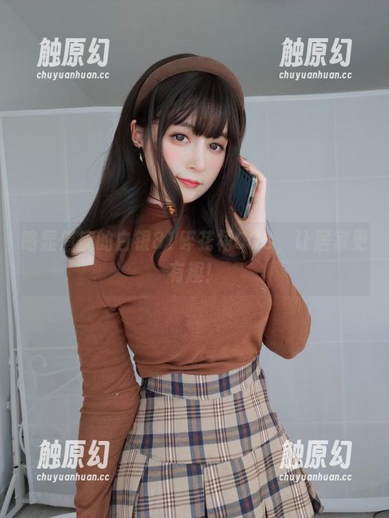 略显俏皮的白银81碎花裙COS，让居家更有趣！