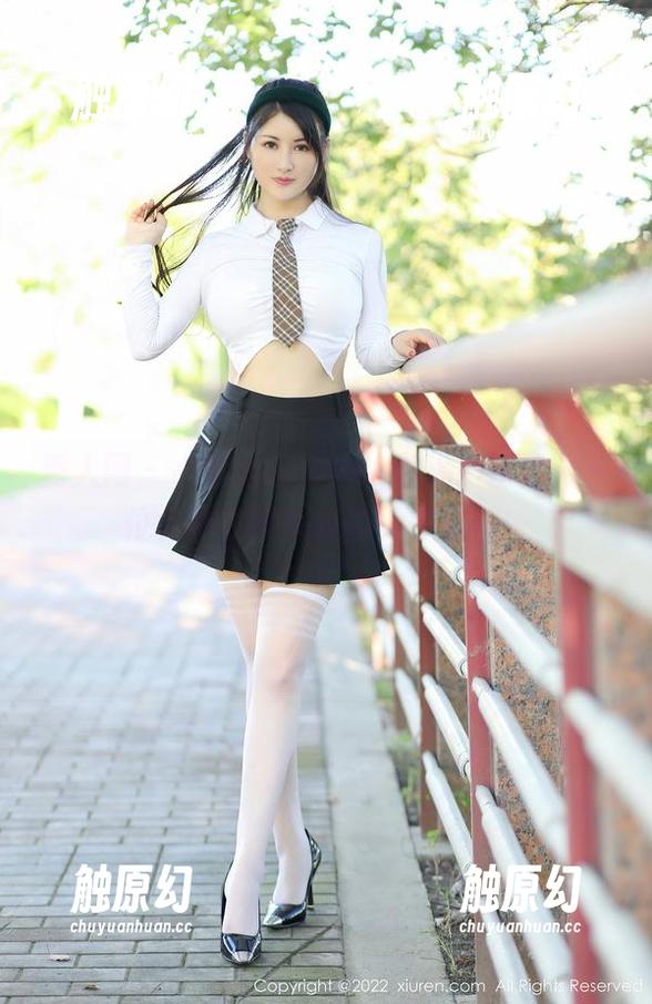 秀人网 - 小蛮妖_honey的私拍冒险：一位女神在镜头前的神奇变身！