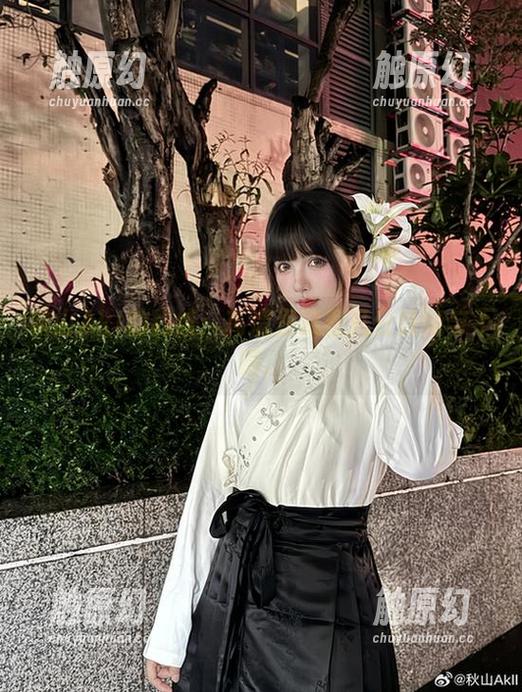 秋山AkI的豹纹：高清里藏着几分妖娆与不羁。