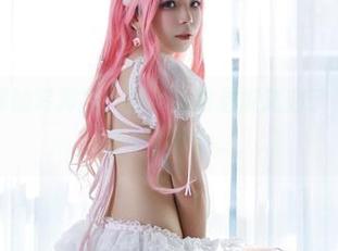 自闭颜球球的写真里，不小心被魅魔迷到了，图册里真是个小怪胎。