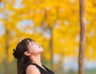 萌芽儿o0说她的白泳装是“自制”的，cos资源听起来很可疑哦