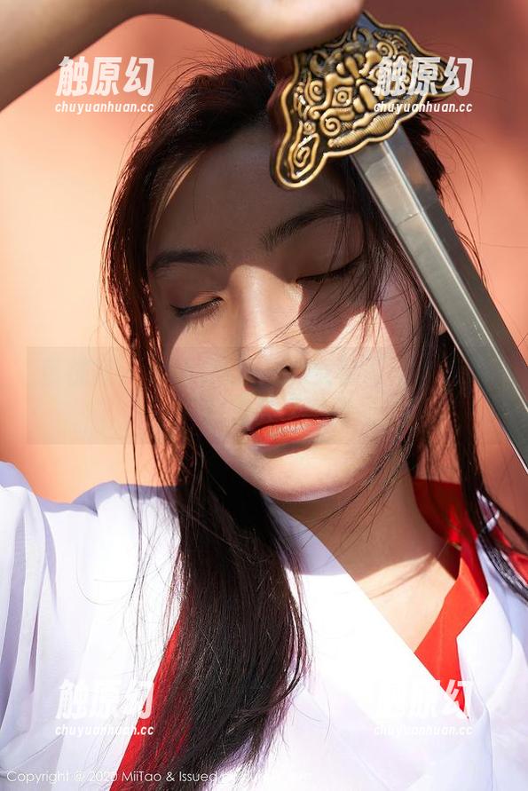 蜜桃社 - Suki与她的修女套图：严谨之下藏着几点调皮