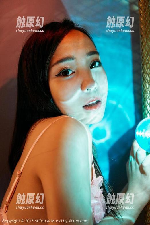 蜜桃社-索菲娅Sophia 蜜桃社 - 索菲娅Sophia的摄影作品:御姐态度满点,踩踩别人不会太疼
