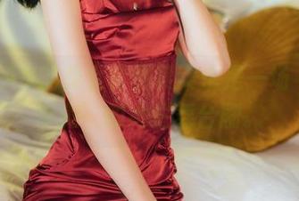 许岚LAN的修女套图其实也是一场‘信仰审美’的绚烂舞台剧。