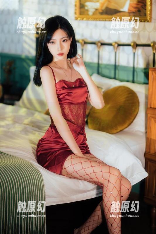 许岚LAN的修女套图其实也是一场‘信仰审美’的绚烂舞台剧。