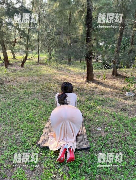 微密圈 - 照片里的迷人的五姨太在泳池边儿，不知不觉让我也想跳下去，水好像特别清凉。