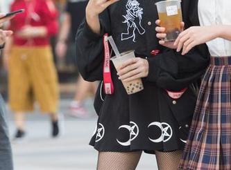 魔镜街拍 - 更新抓紧看！婷婷演绎肉丝美人在寒风里的浪漫，想象力接收中…
